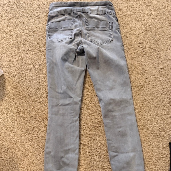 Rock & Republic Light Gray Skinny Jeans - Picture 2 of 3